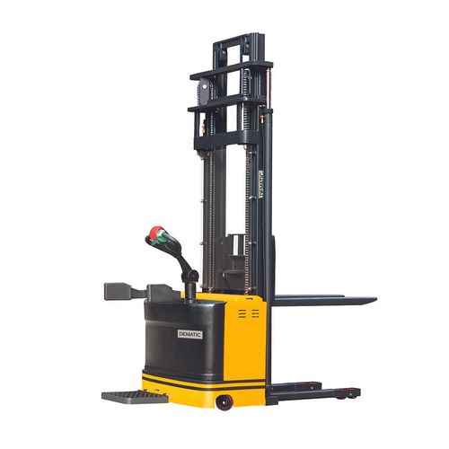 Empilhadeira Elétrica Tracionaria  1,5 Ton  X 5,8 M Dematic
