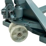 Paleteira-Hidraulica-Manual-2T-rodagem-dupla-em-nylon-largo-importada-recondicionada