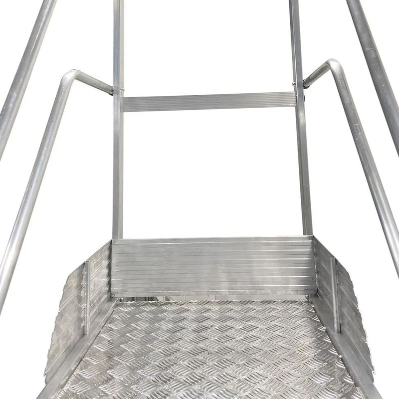 Escada-Plataforma-NR12-em-aluminio-com-17-degraus-Escaleve--5-.jpg